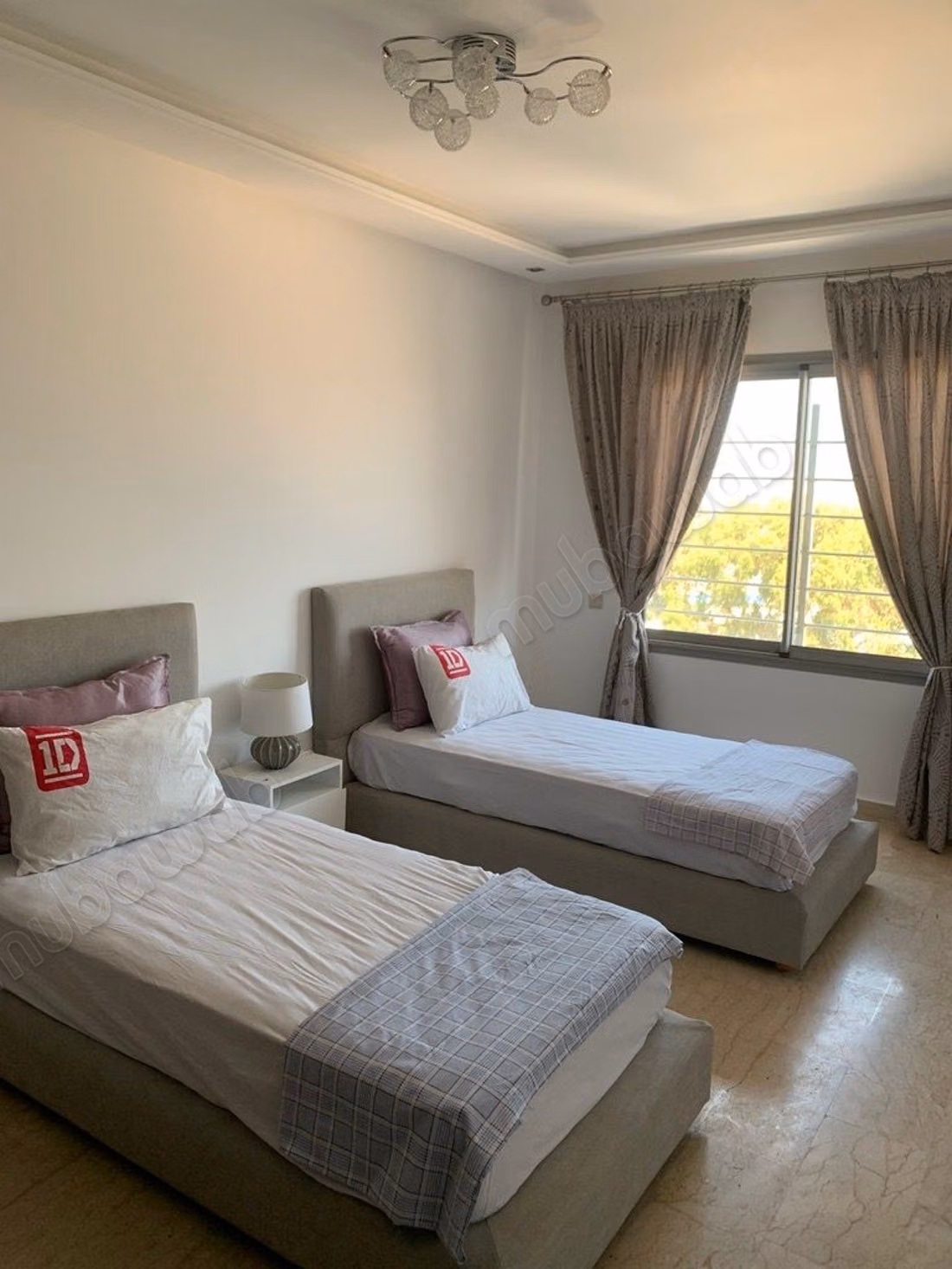 Location d'un appartement à Bourgogne Ouest. 
3 pièces. 
Meublé
