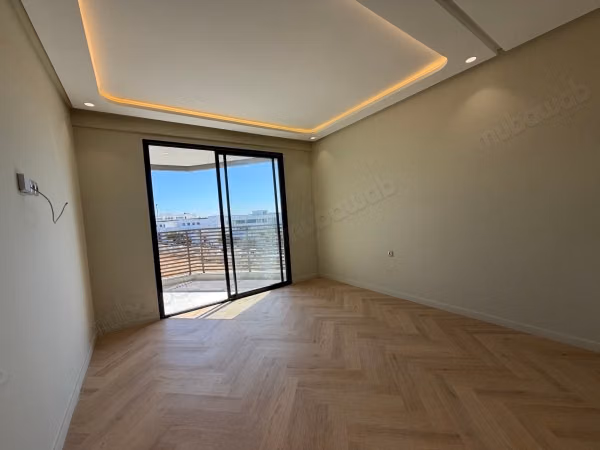 Bel appartement à loue à Almaz. 
3 pièces confortables. 
Places de stationnement et terrasse