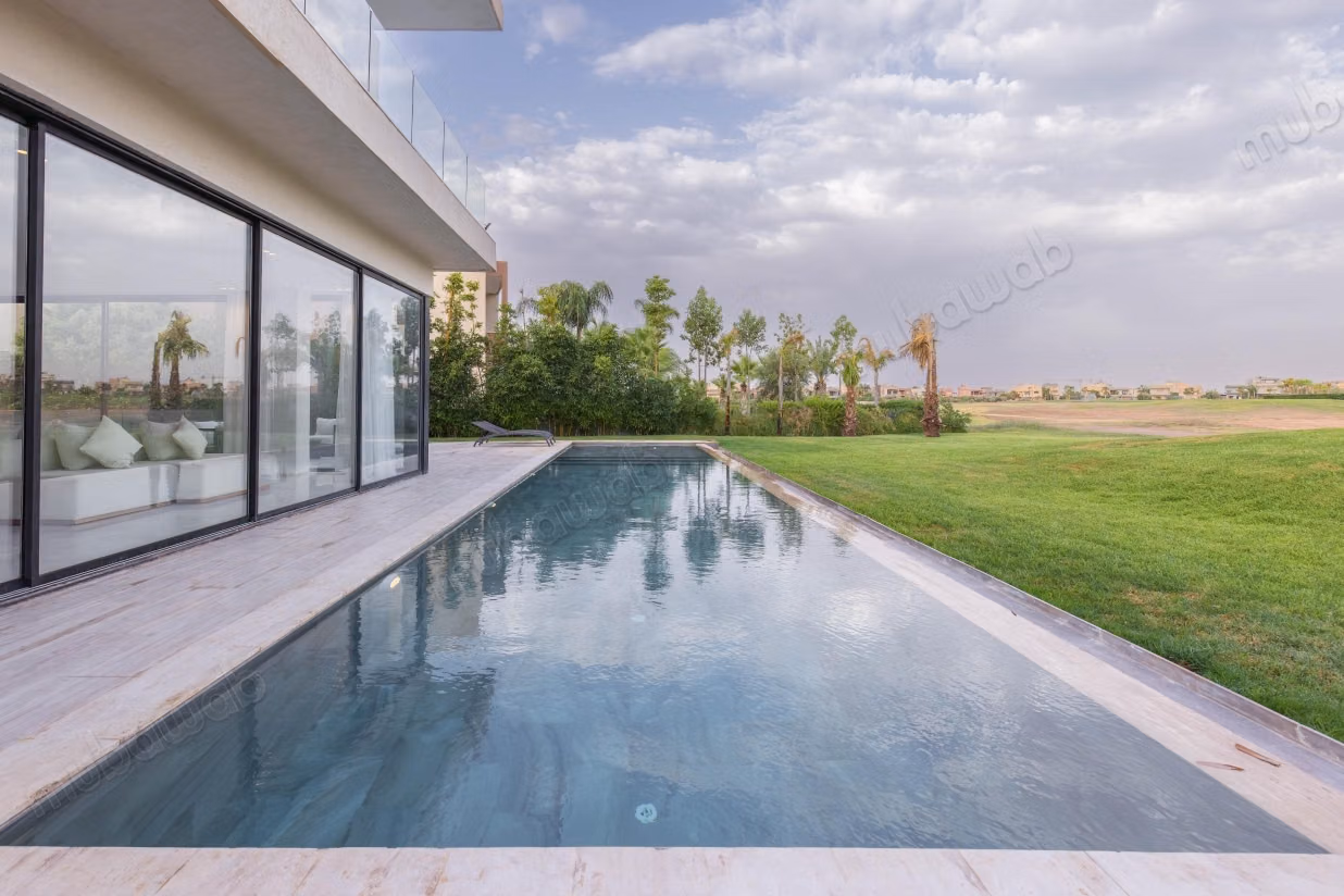 Exceptional villa overlooking the golf course