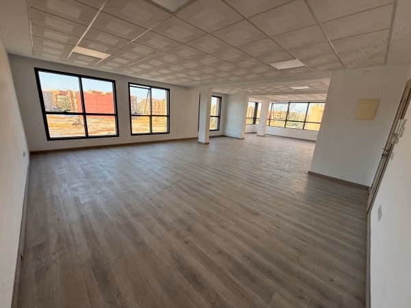 Oficina de alto standing de 105 m² en alquiler, idealmente situada en la Ruta de Safi en Marrakech, cerca de McDonald's.