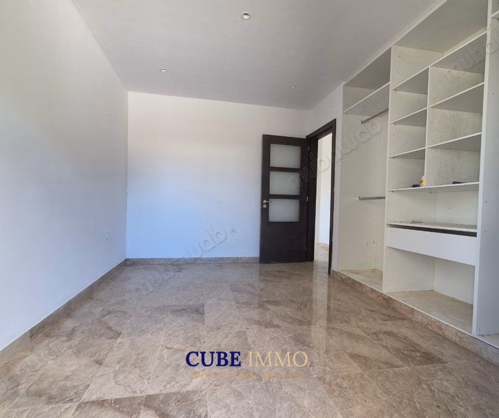 Magnifica villa in affitto a Cité Erriadh. 4 grandi stanze. Porta blindata, sicurezza