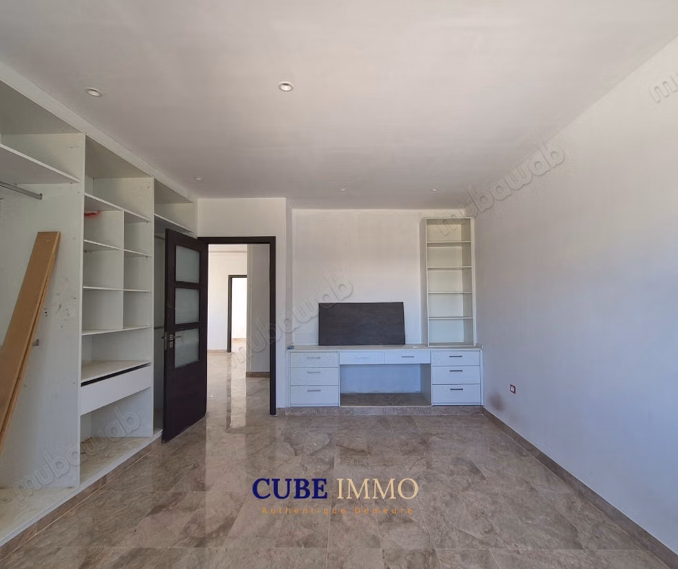 Magnifica villa in affitto a Cité Erriadh. 4 grandi stanze. Porta blindata, sicurezza