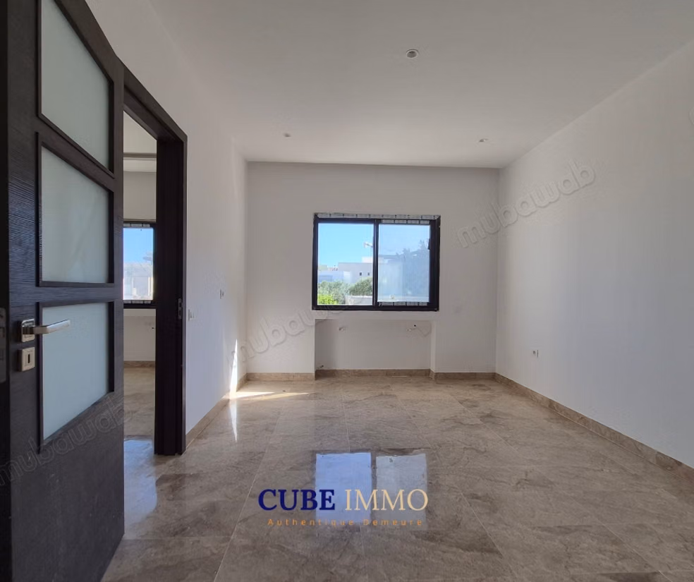 Magnifica villa in affitto a Cité Erriadh. 4 grandi stanze. Porta blindata, sicurezza