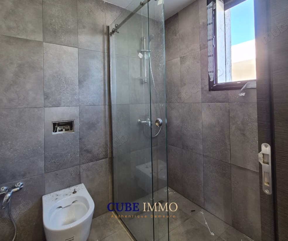 Magnifica villa in affitto a Cité Erriadh. 4 grandi stanze. Porta blindata, sicurezza