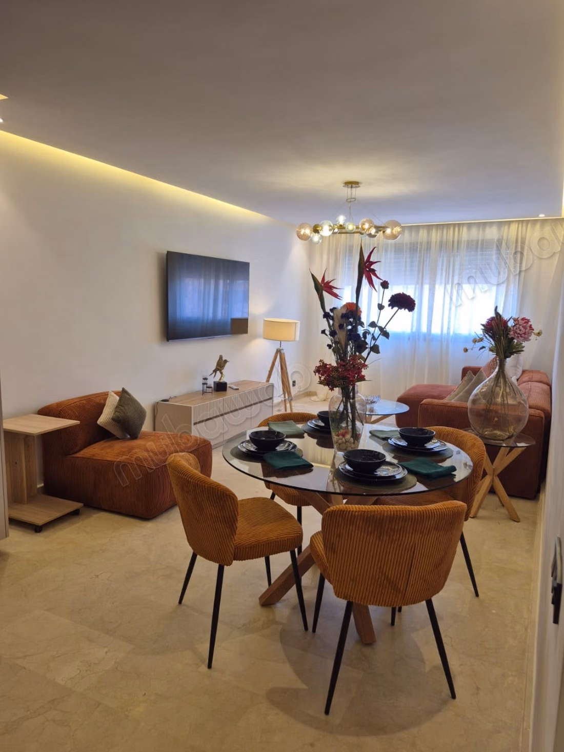 Appartement en location à Guéliz. 2 grandes pièces. Salon Marocain et antenne parabolique
