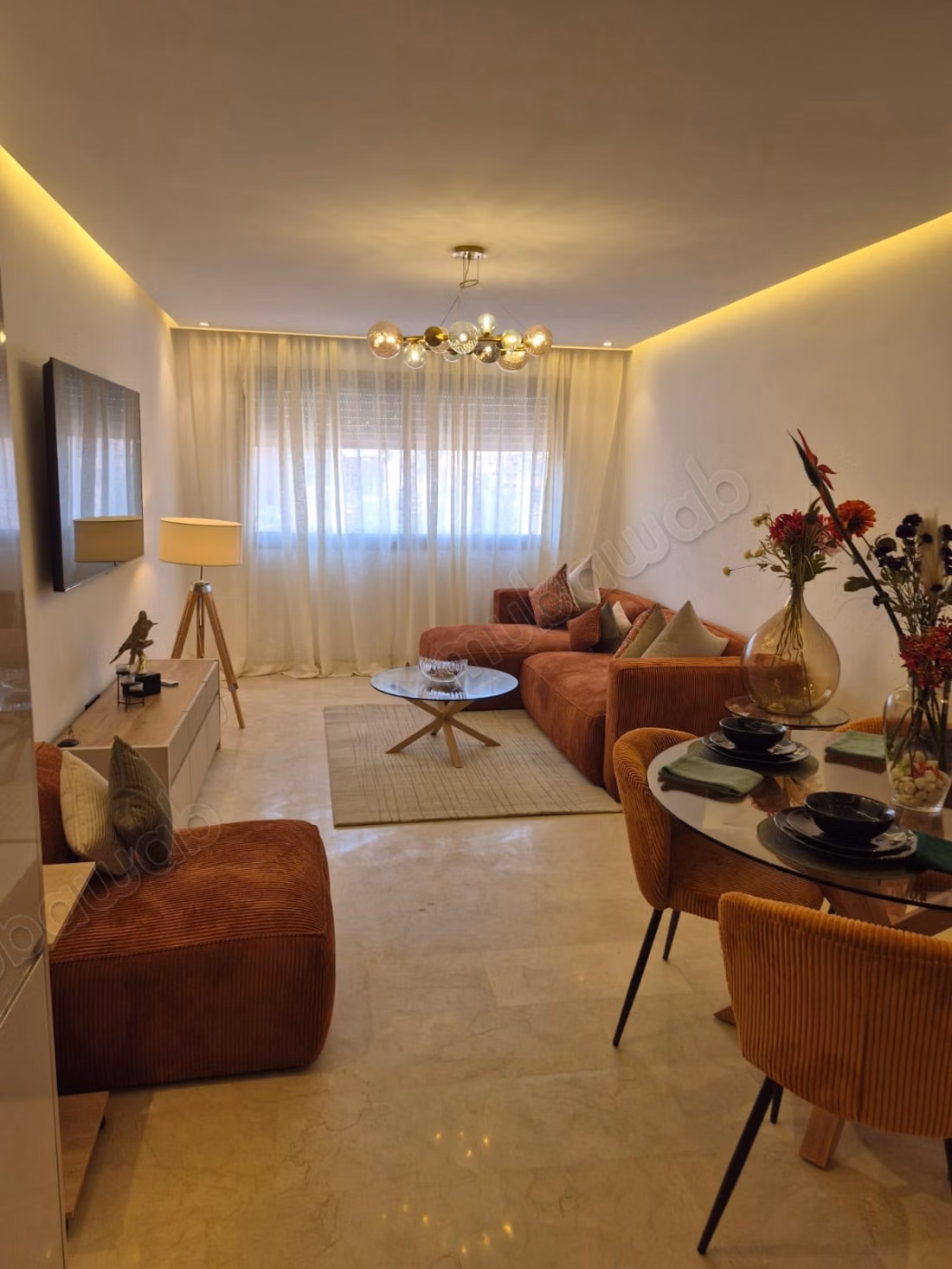 Appartement en location à Guéliz. 2 grandes pièces. Salon Marocain et antenne parabolique
