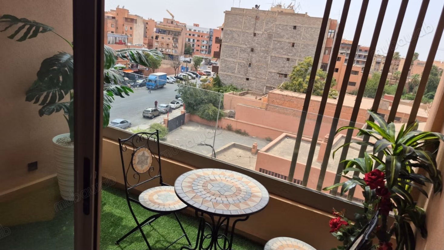 Appartement en location à Guéliz. 2 grandes pièces. Salon Marocain et antenne parabolique