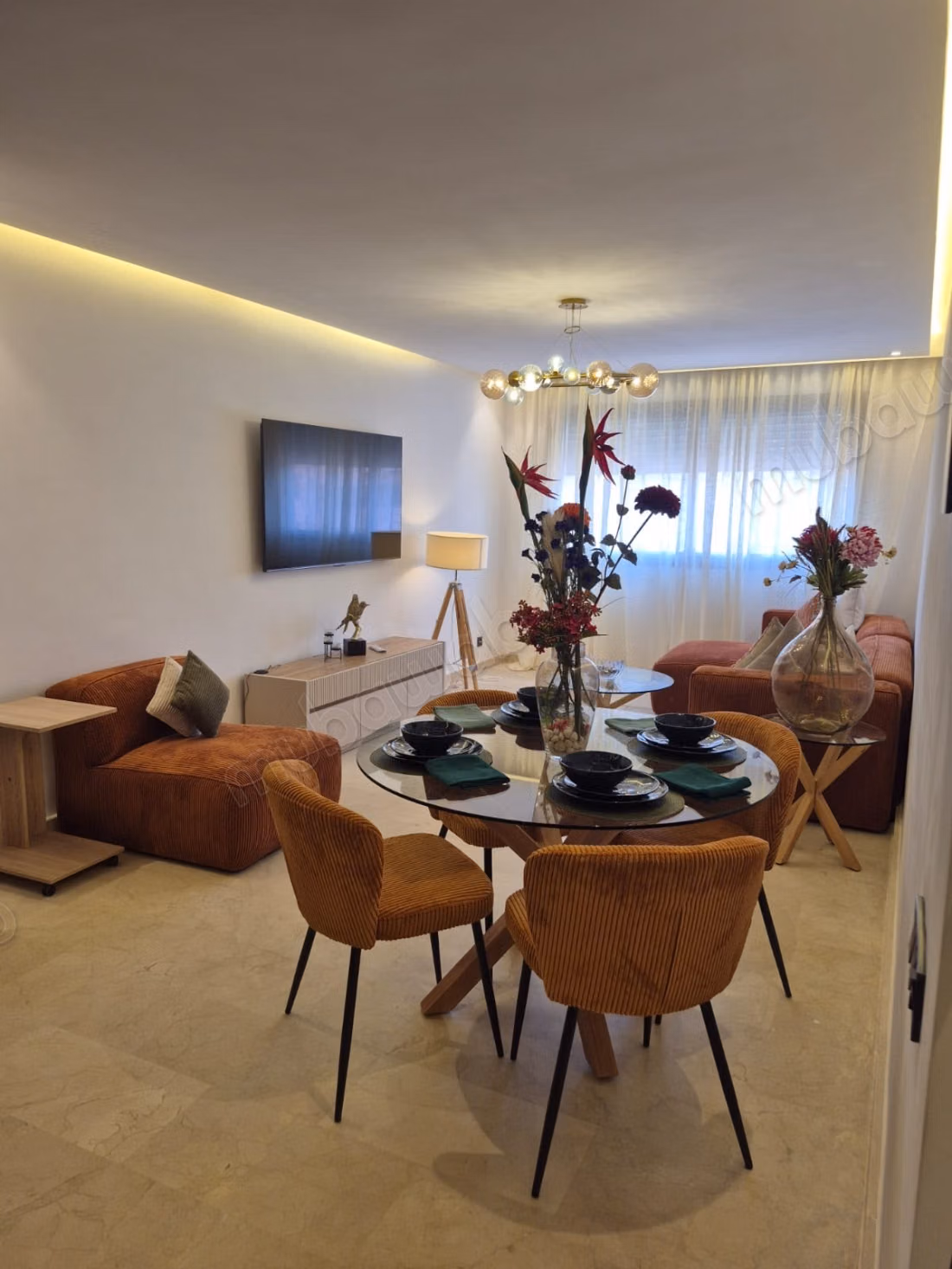 Appartement en location à Guéliz. 2 grandes pièces. Salon Marocain et antenne parabolique