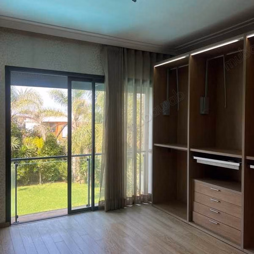 Villa à Vendre de 689.0 m² à Dar Bouazza,
Tamaris1
