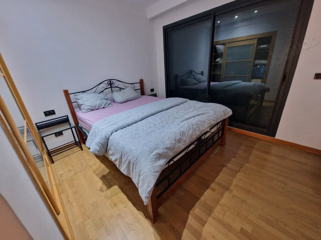 Bellissimo appartamento arredato con 3 camere al piano giardino nella città verde