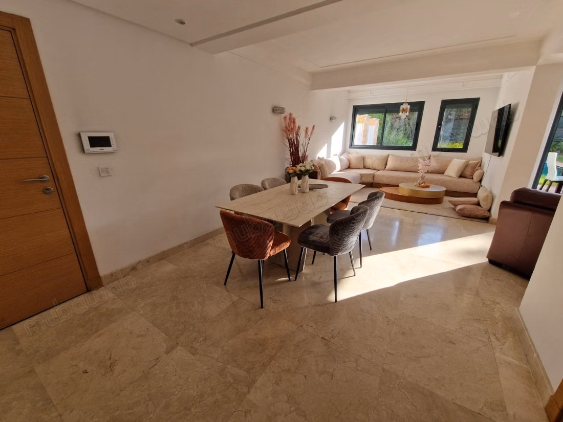 Bellissimo appartamento arredato con 3 camere al piano giardino nella città verde
