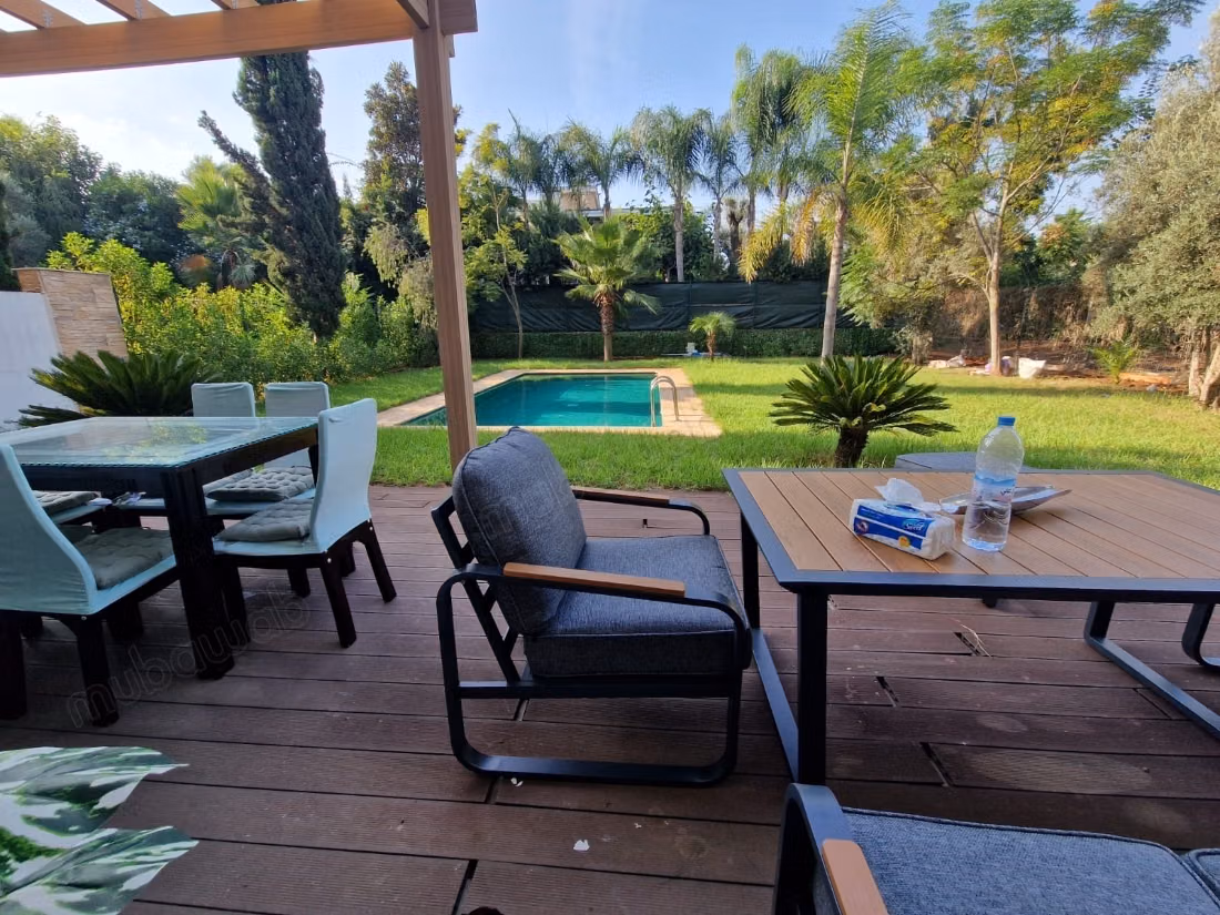 Bellissimo appartamento arredato con 3 camere al piano giardino nella città verde