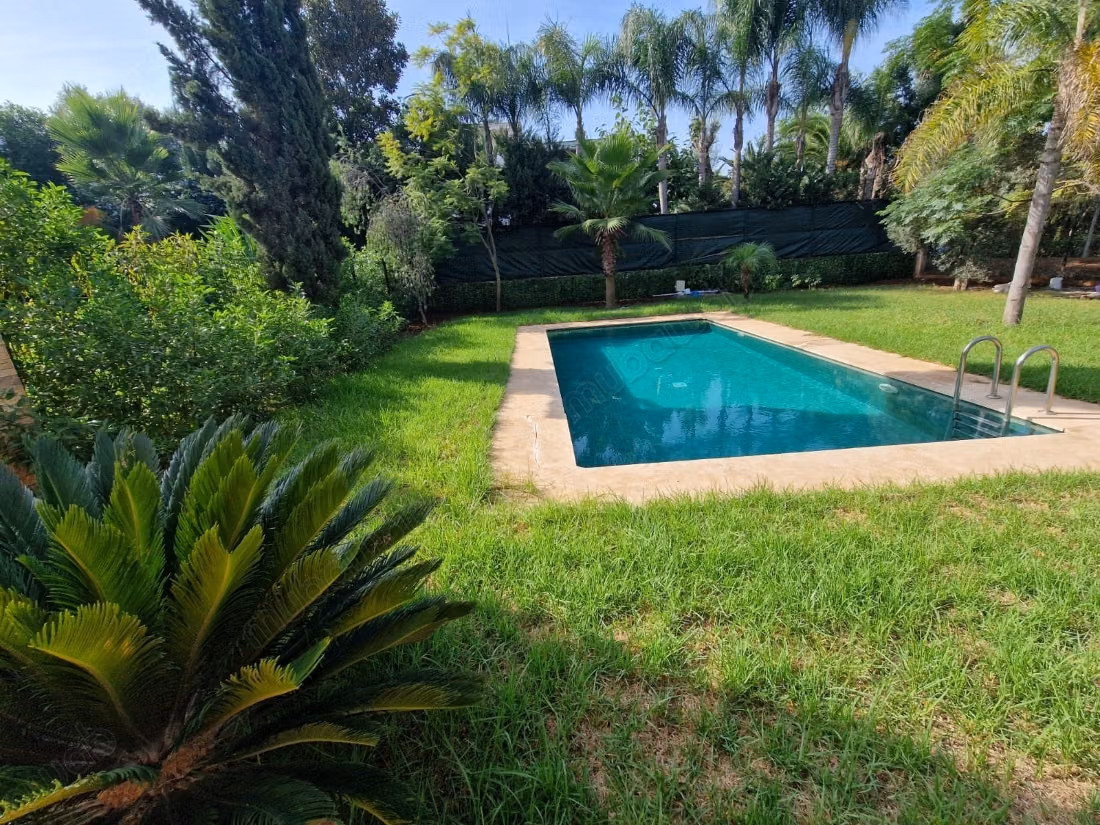 Bellissimo appartamento arredato con 3 camere al piano giardino nella città verde