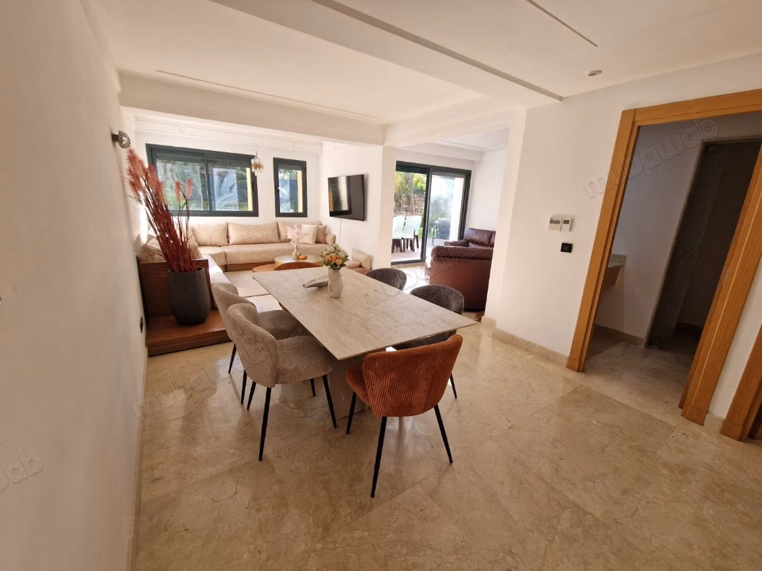 Bellissimo appartamento arredato con 3 camere al piano giardino nella città verde