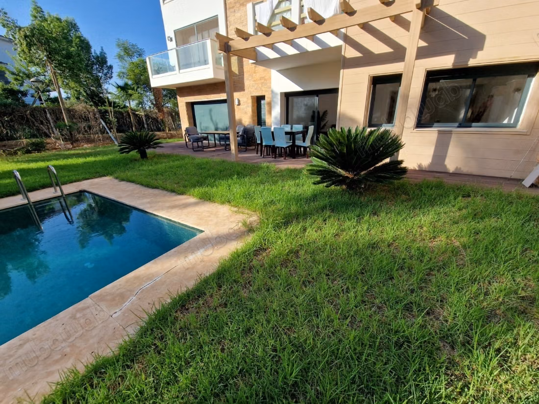 Bellissimo appartamento arredato con 3 camere al piano giardino nella città verde