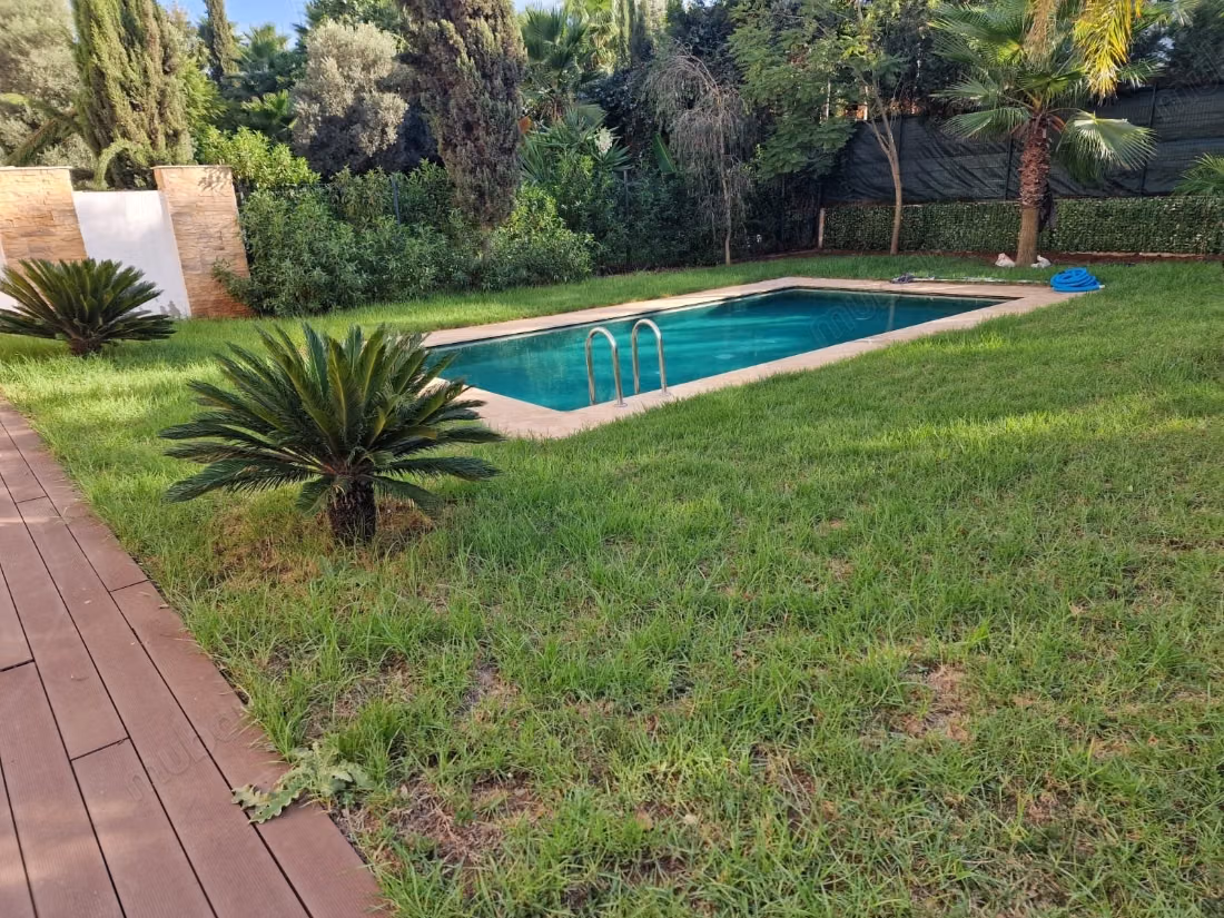 Bellissimo appartamento arredato con 3 camere al piano giardino nella città verde