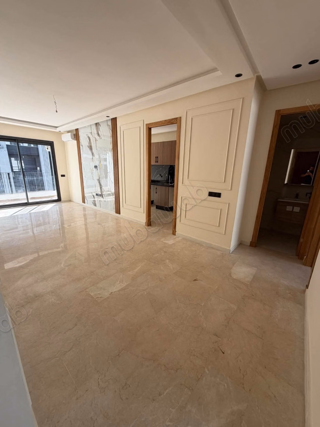 Louez cet appartement à Les Hôpitaux. 
2 chambres. 
Système de parabole et résidence sécurisée