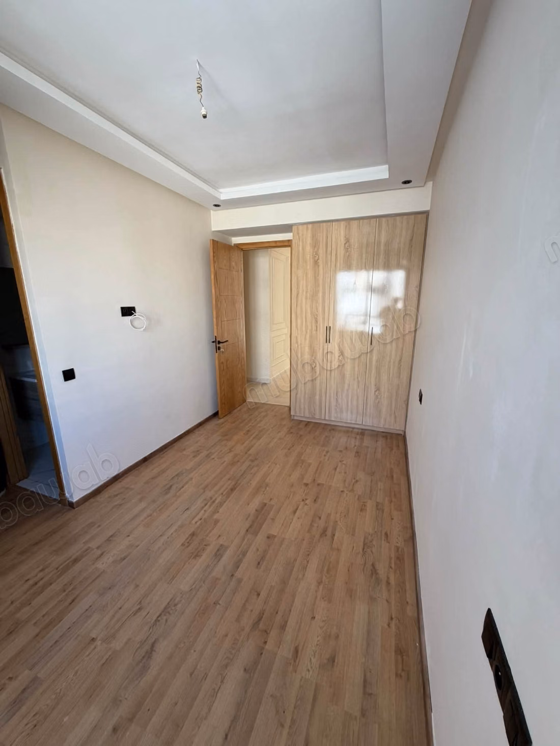Louez cet appartement à Les Hôpitaux. 
2 chambres. 
Système de parabole et résidence sécurisée