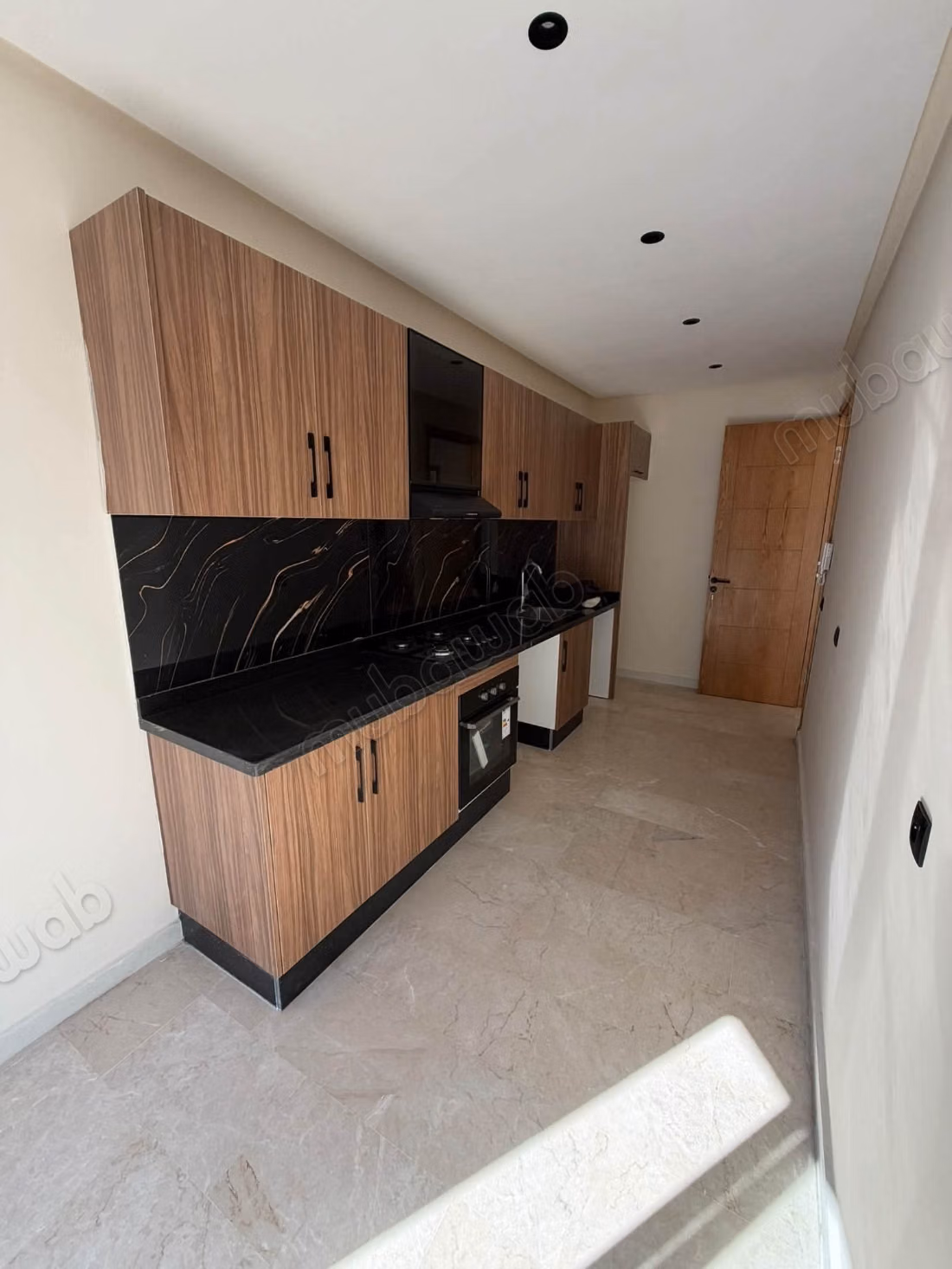 Louez cet appartement à Les Hôpitaux. 
2 chambres. 
Système de parabole et résidence sécurisée