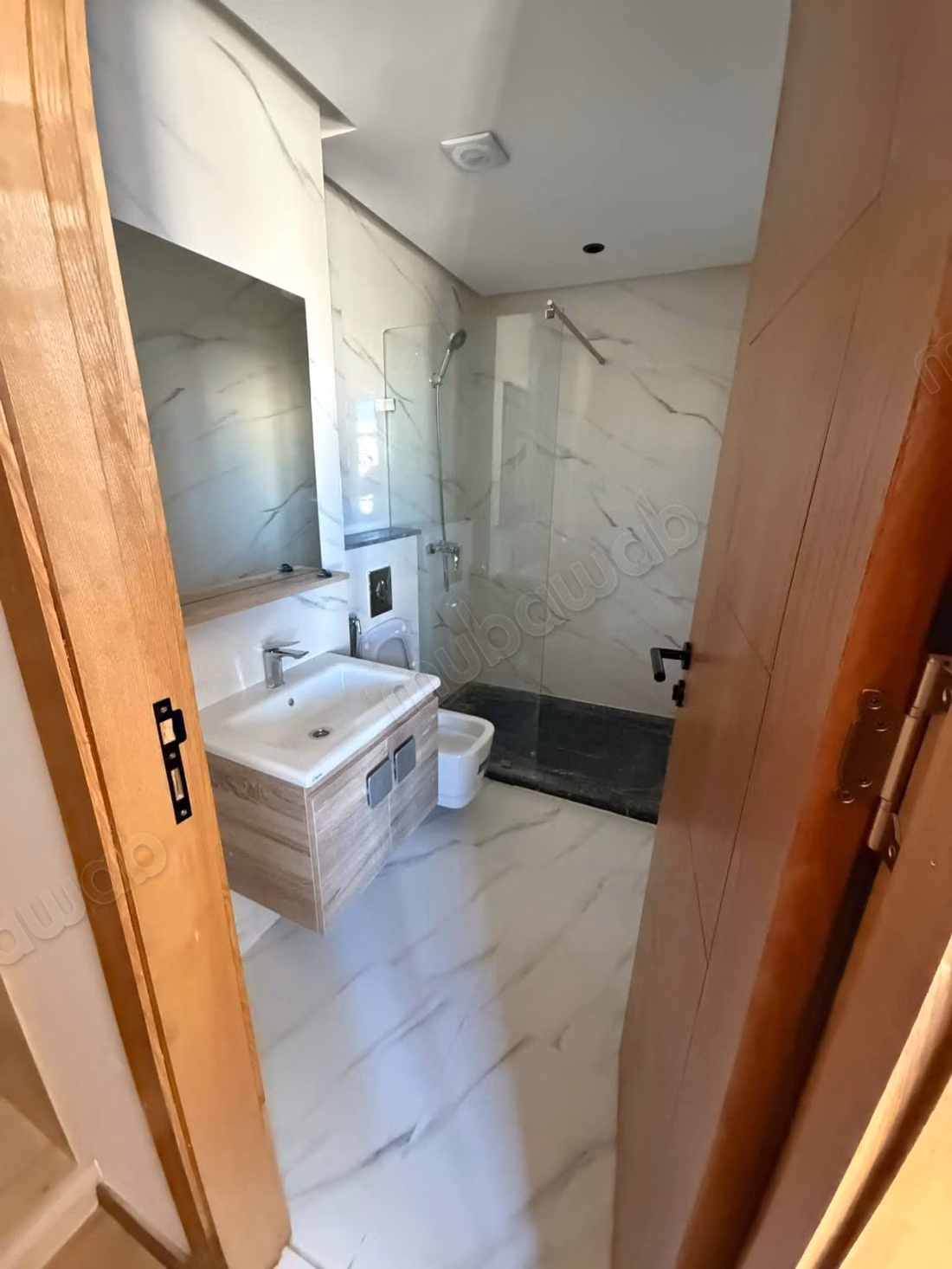 Louez cet appartement à Les Hôpitaux. 
2 chambres. 
Système de parabole et résidence sécurisée