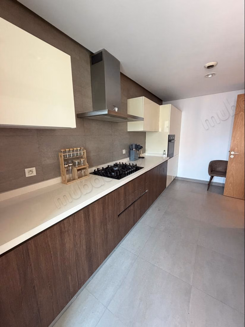 Louez cet appartement à Casablanca Marina. 
2 chambres agréables. 
Bien meublé