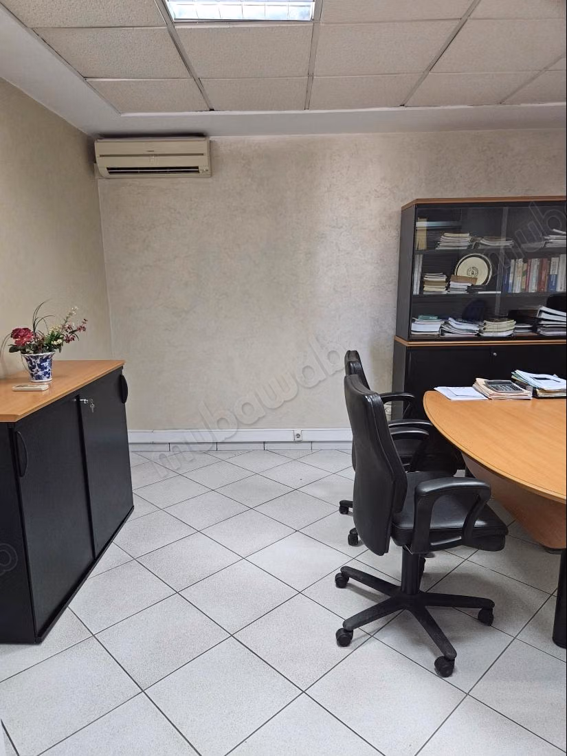 Bureaux à l'achat à La Gironde.
Superficie 68 m²