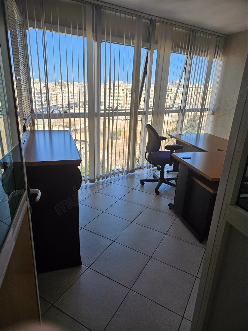 Bureaux à l'achat à La Gironde.
Superficie 68 m²