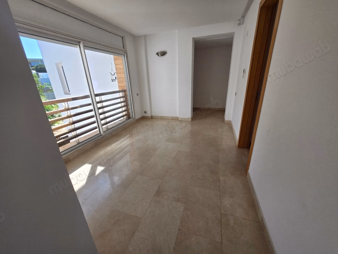 Villa vide isolée front golf de haut standing à louer à CGI Ville Verte. 7 pièces. Salon typique marocain, résidence sécurisée