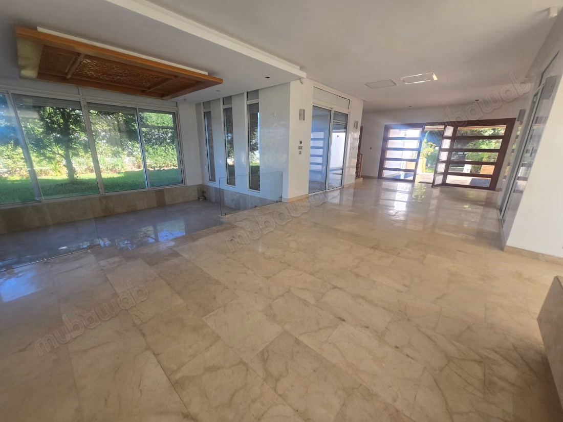 Villa vide isolée front golf de haut standing à louer à CGI Ville Verte. 7 pièces. Salon typique marocain, résidence sécurisée