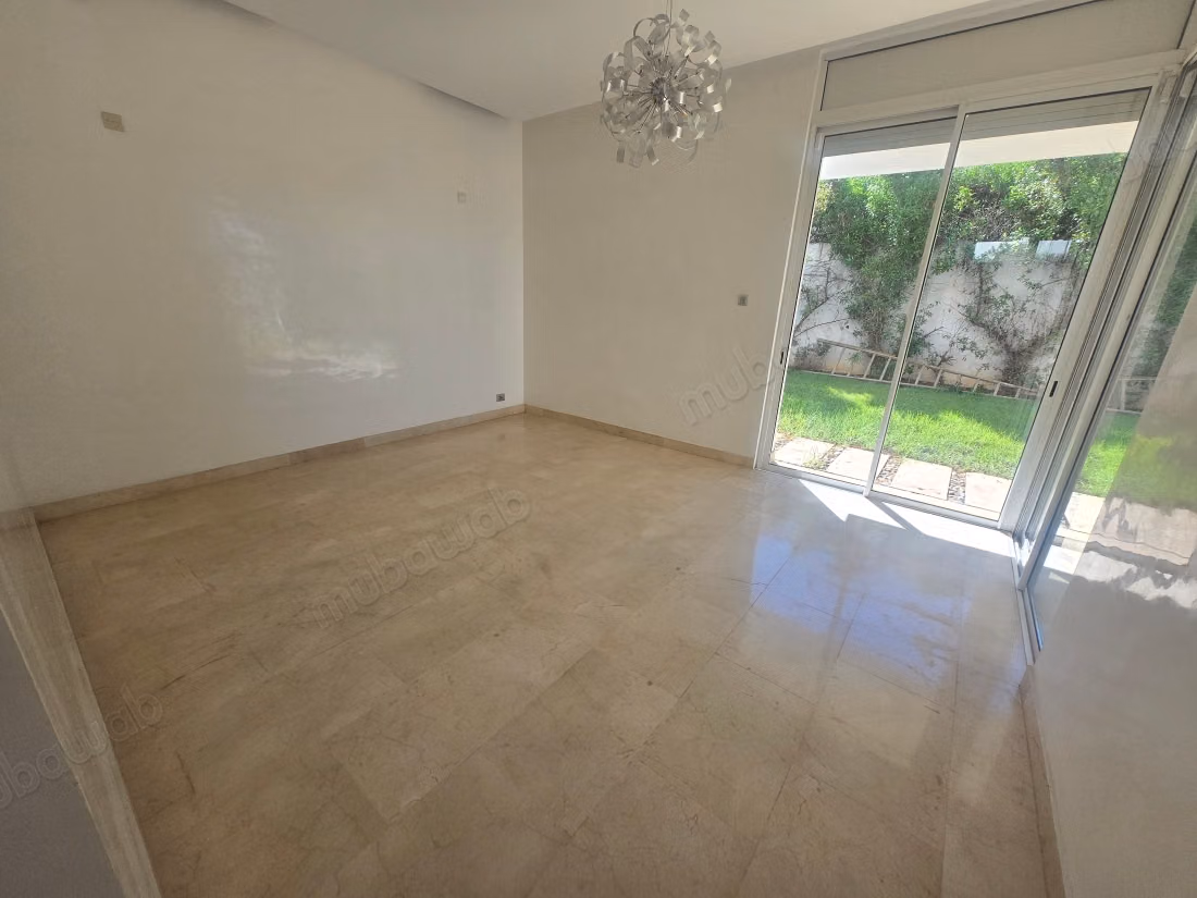 Villa vide isolée front golf de haut standing à louer à CGI Ville Verte. 7 pièces. Salon typique marocain, résidence sécurisée