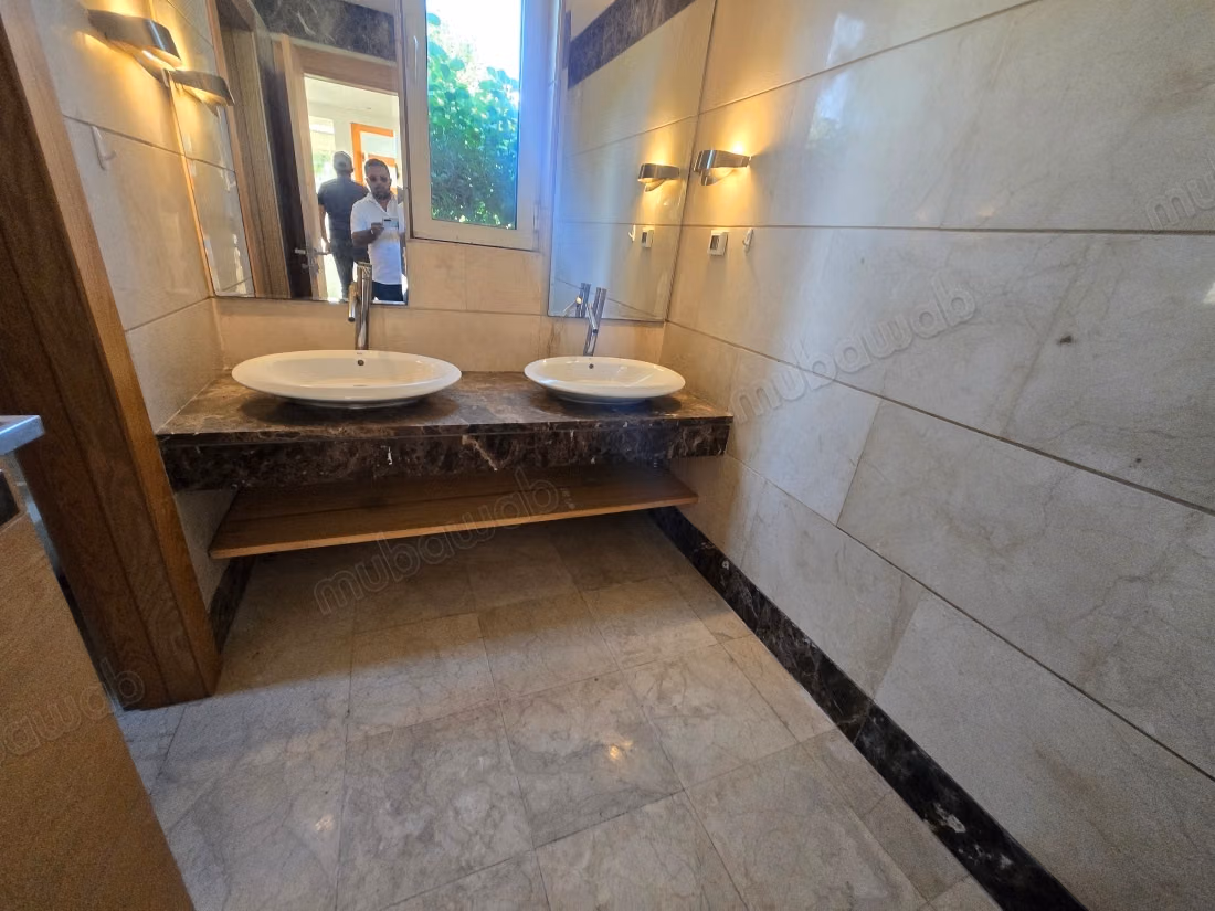 Villa vide isolée front golf de haut standing à louer à CGI Ville Verte. 7 pièces. Salon typique marocain, résidence sécurisée