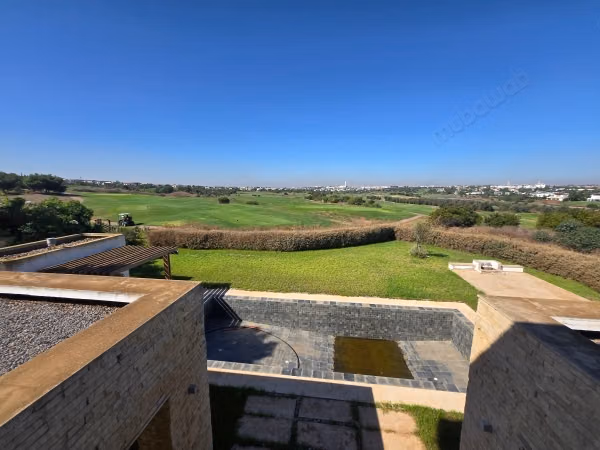 Villa vide isolée front golf de haut standing à louer à CGI Ville Verte. 7 pièces. Salon typique marocain, résidence sécurisée