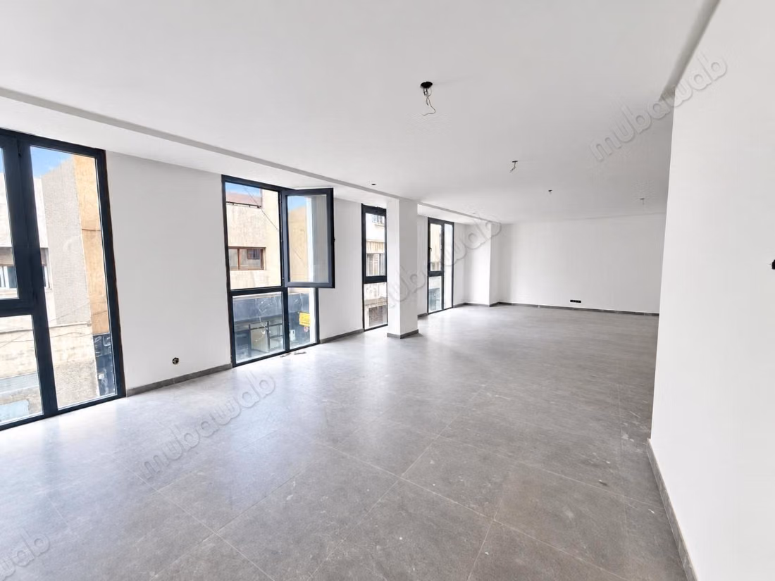 Beauséjour/New building 1100 m² near CFC