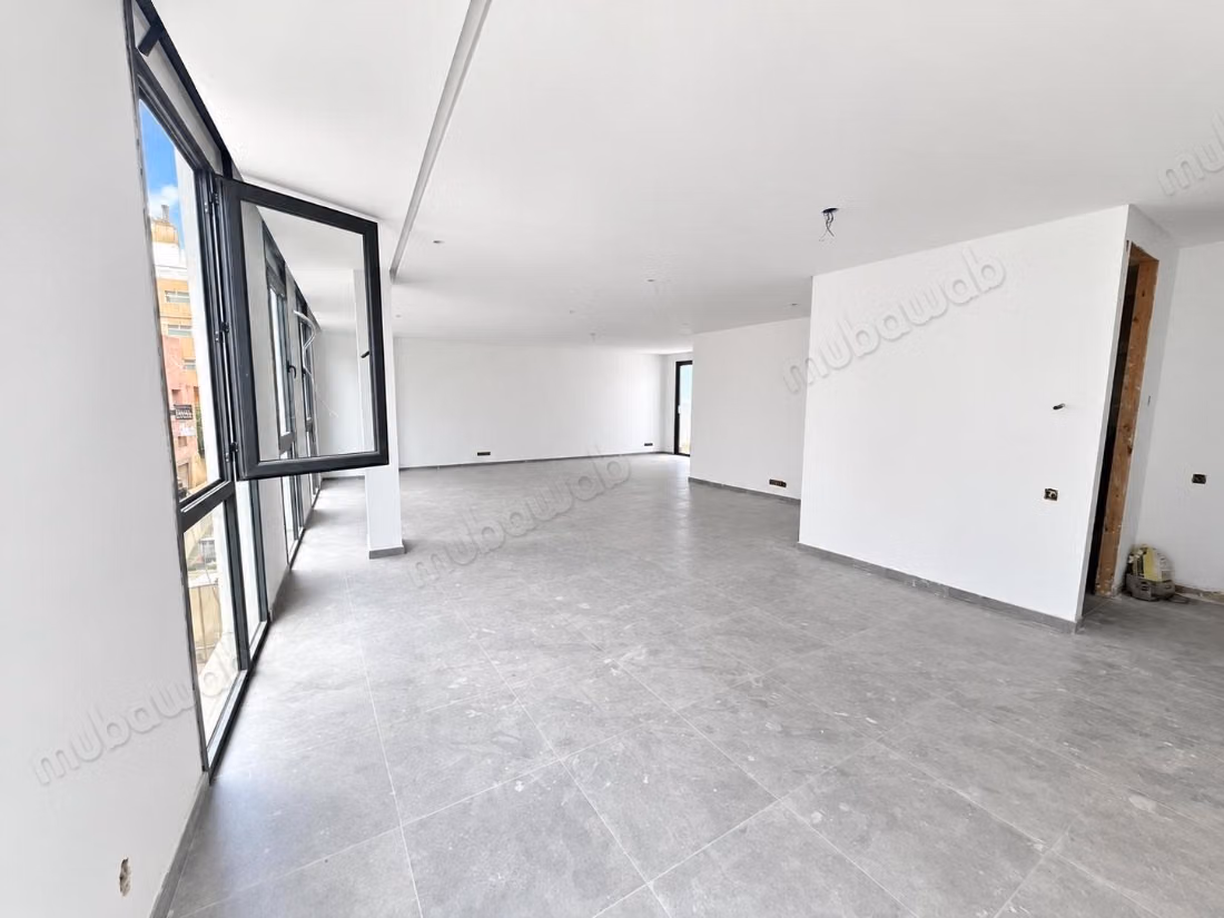 Beauséjour/New building 1100 m² near CFC