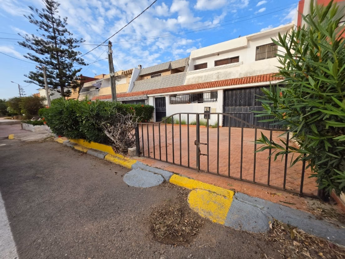 Spacious house on 3 levels, close to the sea
