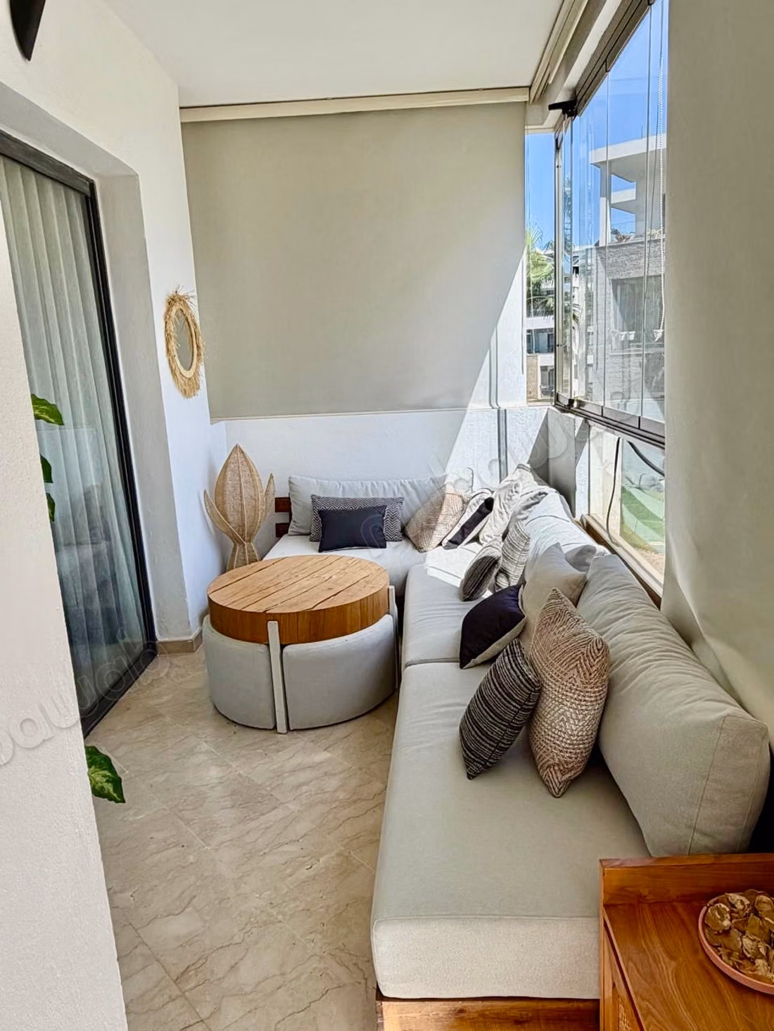Très bel appartement de luxe haut standing en location à Founti.
Superficie 120 m².
Meublé