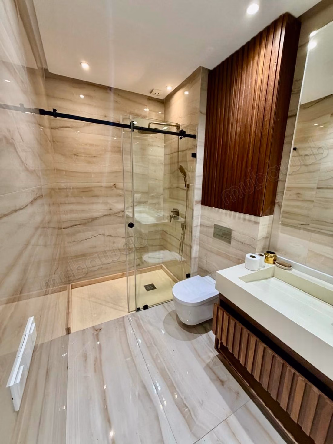 Très bel appartement de luxe haut standing en location à Founti.
Superficie 120 m².
Meublé