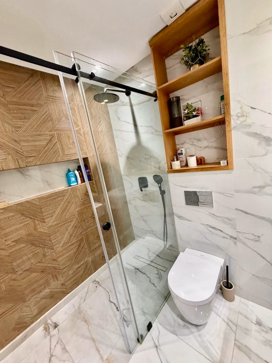 Très bel appartement de luxe haut standing en location à Founti.
Superficie 120 m².
Meublé