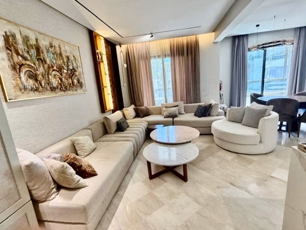 Très bel appartement de luxe haut standing en location à Founti.
Superficie 120 m².
Meublé