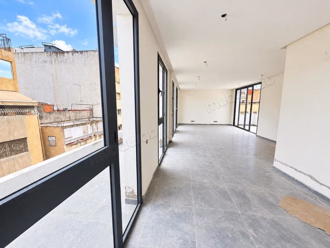 Beauséjour/Immeuble neuf 1100 m² proche CFC