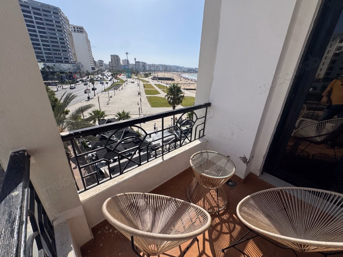 Appartement en location vacance 3 pièce à corniche 
vue sur mer avec parking et wifi