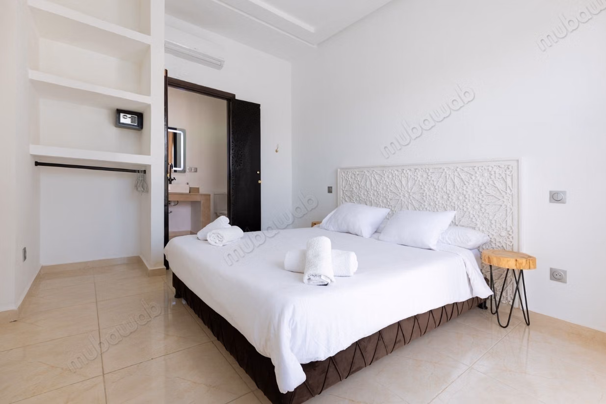 Maison de luxe à vendre à Route de l'Ourika. 
5 grandes pièces. 
Meublé
