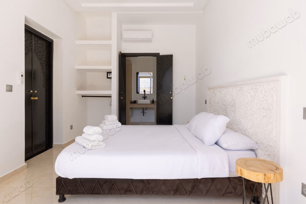 Maison de luxe à vendre à Route de l'Ourika. 
5 grandes pièces. 
Meublé