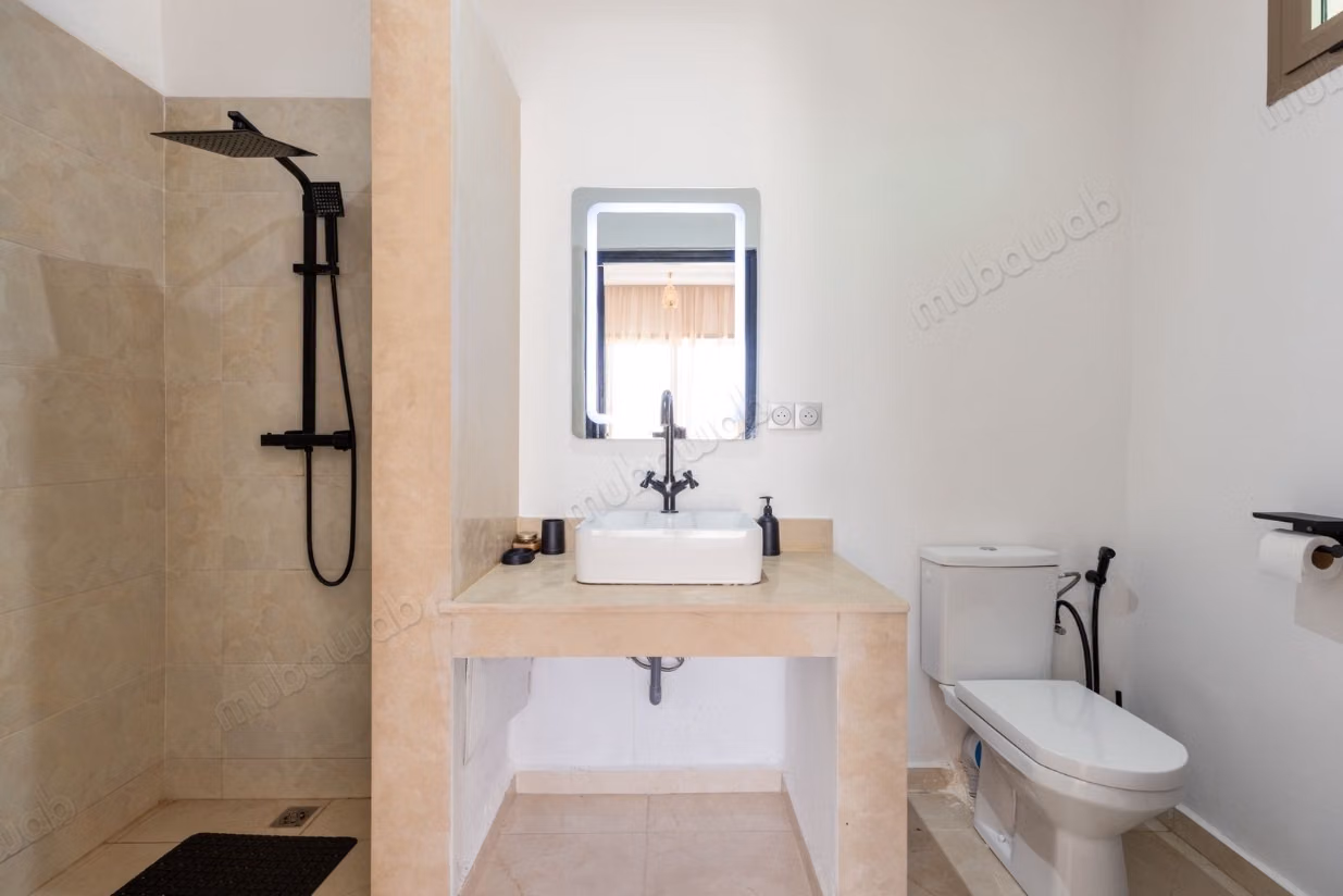 Maison de luxe à vendre à Route de l'Ourika. 
5 grandes pièces. 
Meublé