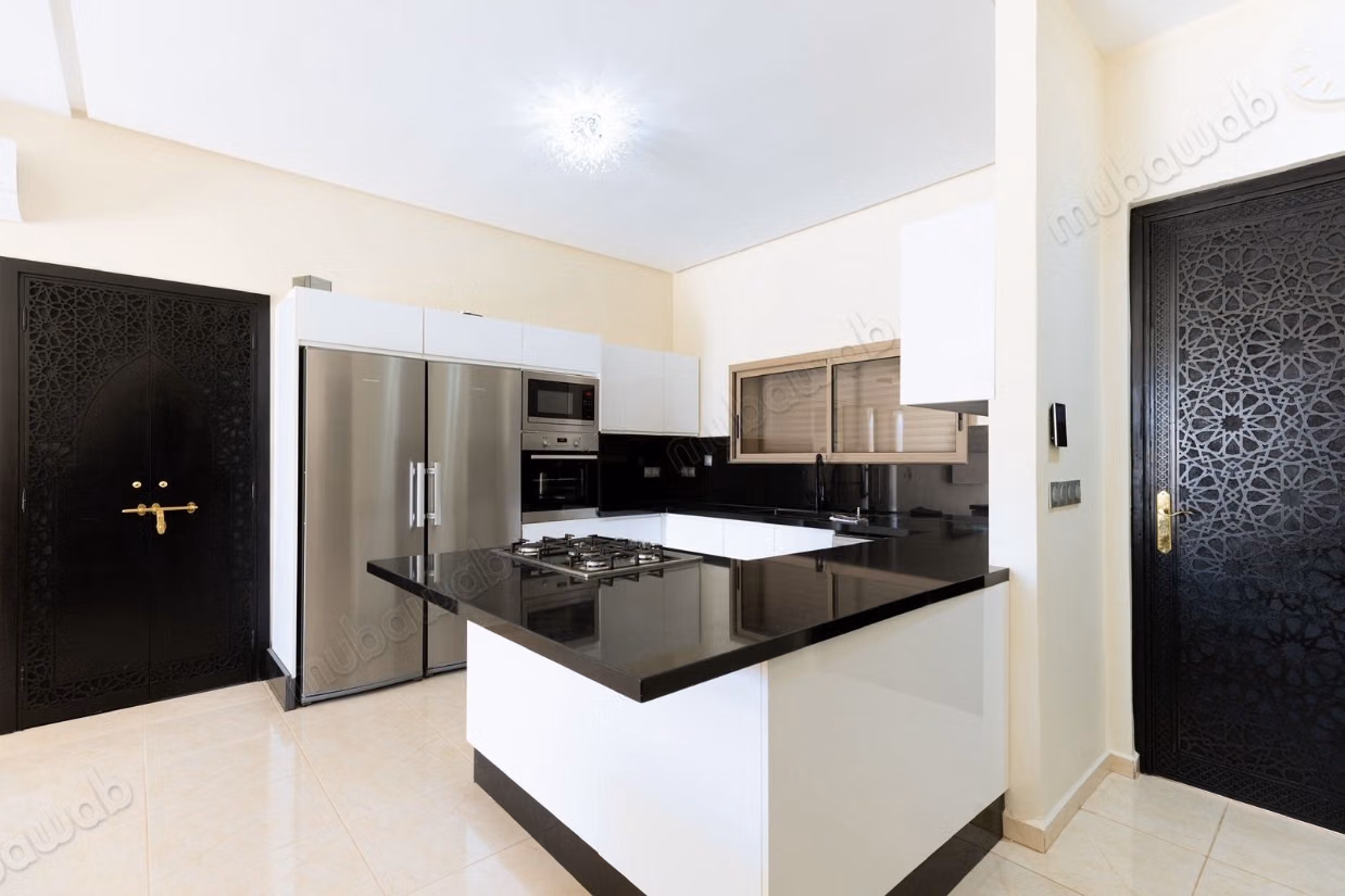 Maison de luxe à vendre à Route de l'Ourika. 
5 grandes pièces. 
Meublé