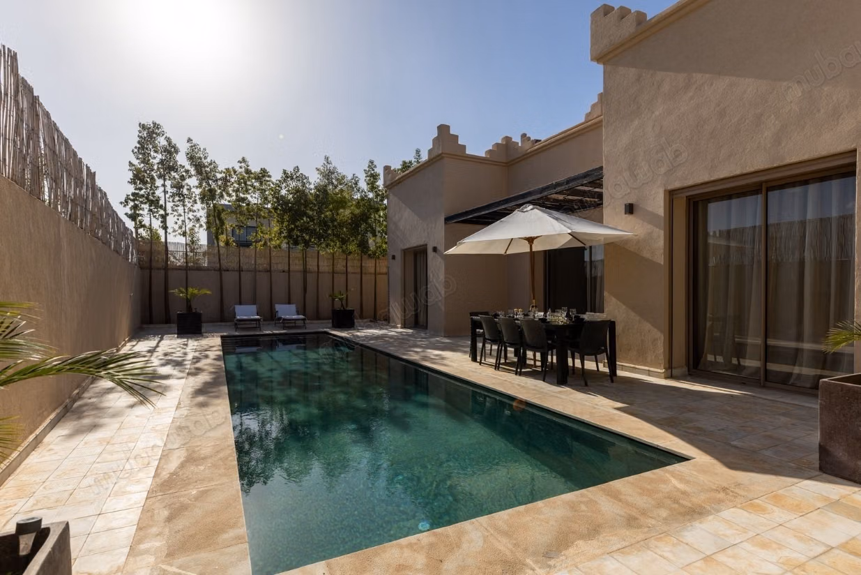 Maison de luxe à vendre à Route de l'Ourika. 
5 grandes pièces. 
Meublé