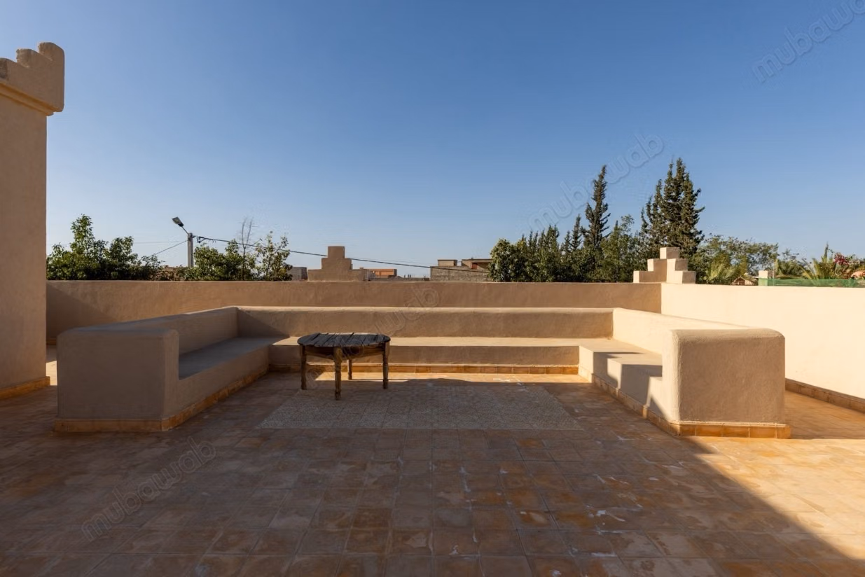 Maison de luxe à vendre à Route de l'Ourika. 
5 grandes pièces. 
Meublé