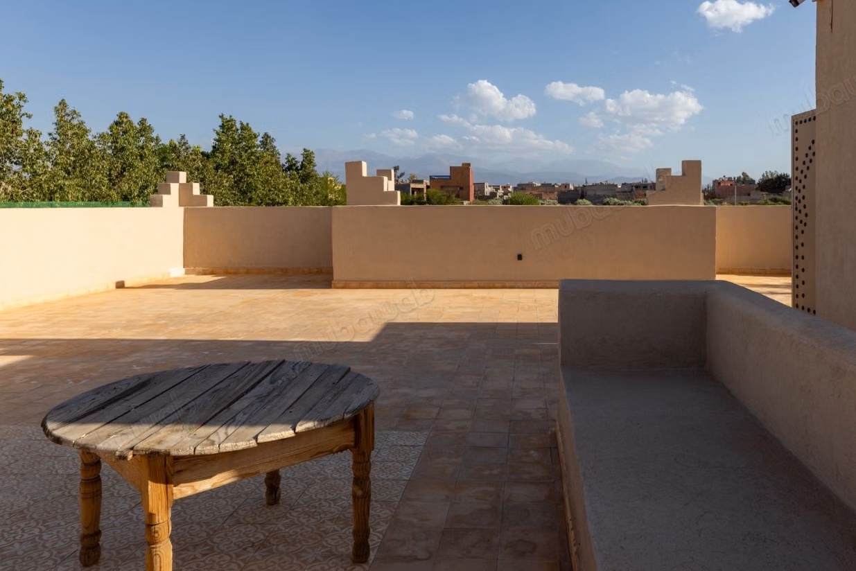 Maison de luxe à vendre à Route de l'Ourika. 
5 grandes pièces. 
Meublé