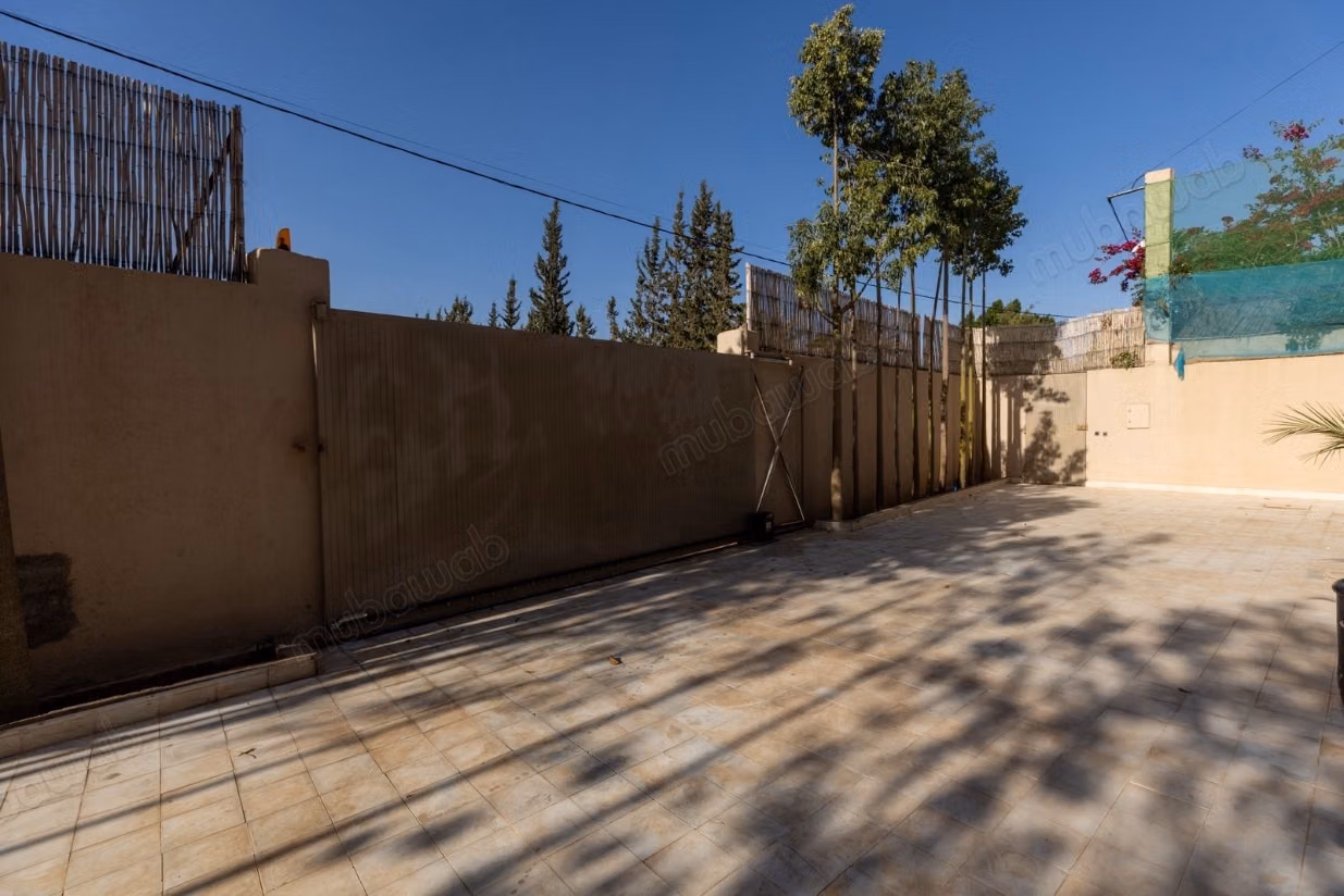 Maison de luxe à vendre à Route de l'Ourika. 
5 grandes pièces. 
Meublé