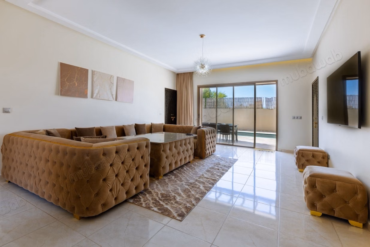 Maison de luxe à vendre à Route de l'Ourika. 
5 grandes pièces. 
Meublé